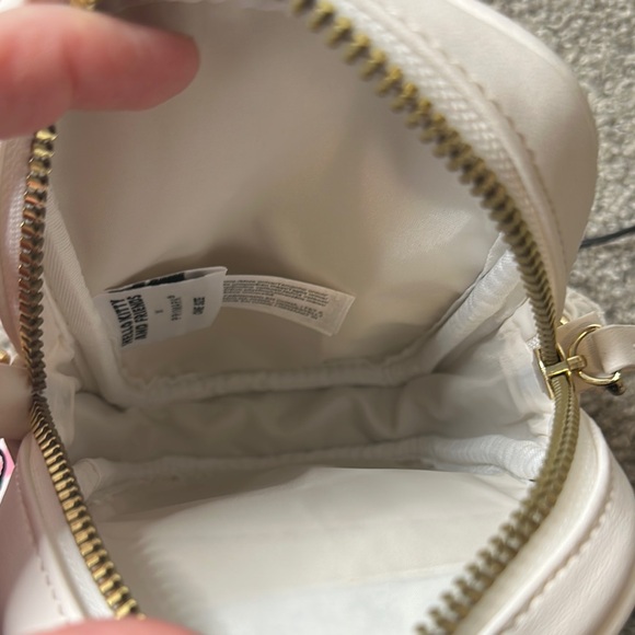 NWT Hello Kitty White Mini Crossbody Bag with Iconic Design - Picture 5 of 7